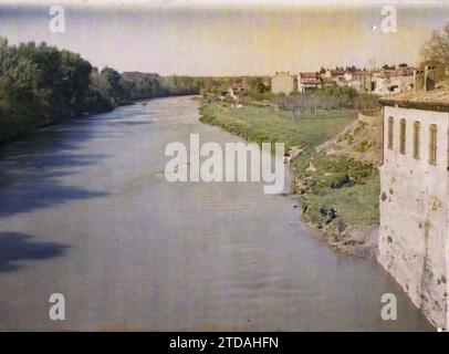 Carcassonne, Francia Vista dell'Aude presa dal Ponte Vecchio verso i Pirenei, natura, ambiente, Habitat, architettura, fiume, Idrografia, frutteto, Panorama dell'area urbana, Francia, Carcassonne, veduta dell'Aude dal Ponte Vecchio verso i Pirenei, Carcassonne, 25/04/1916 - 25/04/1916, Léon, Auguste, fotografo, 1916 - Province francesi - Jean Brunhes, Auguste Léon et Georges Chevalier - (aprile-luglio), Autochrome, Photo, Glass, Autochrome, foto, positivo, orizzontale, dimensioni 9 x 12 cm Foto Stock