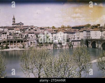 Albi, Tarn, Francia la riva destra della città con il vecchio ponte, vista dalla banchina di Choiseul, Habitat, architettura, Chiesa, ingegneria civile, campanile, fiume, Fronton, Panorama di agglomerato, Ponte, architettura religiosa, Francia, Albi, veduta tratta dall'arcivescovado sul Tarn e le case sulla riva destra, Albi, 02/05/1916 - 02/05/1916, Léon, Auguste, fotografo, 1916 - Province francesi - Jean Brunhes, Auguste Léon et Georges Chevalier - (aprile-luglio), Autochrome, Photo, Glass, Autochrome, foto, positivo, orizzontale, dimensioni 9 x 12 cm Foto Stock