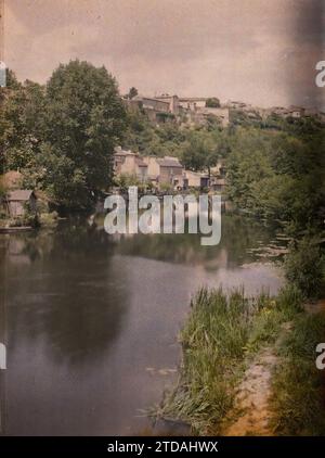 Poitiers, France le Clain visto dal ponte ferroviario, natura, ambiente, Habitat, architettura, paesaggio, ninfee, valle, foresta, bosco, fiume, Idrografia, Panorama dell'area urbana, Francia, Poitiers, veduta del Clain (a valle ) presa dal ponte di casa di ferro dal fondo fg del Poligono, Poitiers, 31/05/1916 - 31/05/1916, Léon, Auguste, fotografo, 1916 - Province francesi - Jean Brunhes, Auguste Léon et Georges Chevalier - (aprile-luglio), Autochrome, Photo, Glass, Autochrome, foto, positivo, verticale, dimensioni 9 x 12 cm Foto Stock