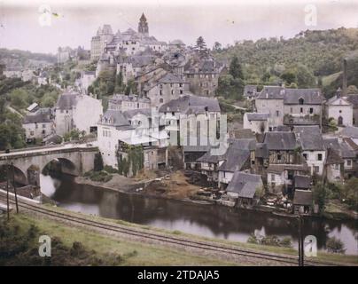 Uzerche, Francia Vista della città e del Vezère tratta da Faubourg Sainte-Eulalie, Habitat, architettura, natura, ambiente, fabbrica, officina, ingegneria civile, campanile, fiume, idrografia, panorama urbano, ferrovia, Ponte, Skins, conceria, Colombage, Francia, Uzerche, veduta della città e del Vezère tratta da fg St Eulalie, Uzerche, 07/06/1916 - 07/06/1916, Léon, Auguste, fotografo, 1916 - Province francesi - Jean Brunhes, Auguste Léon et Georges Chevalier - (aprile-luglio), Autochrome, Photo, Glass, Autochrome, foto, positivo, orizzontale, dimensioni 9 x 12 cm Foto Stock