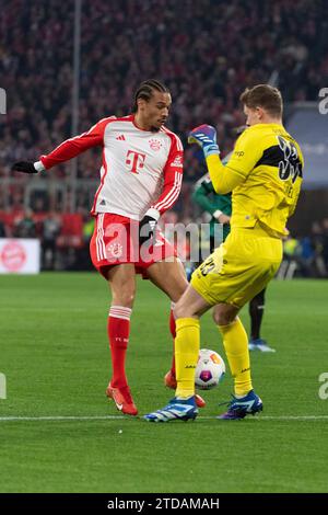 Monaco, Germania. 17 dicembre 2023. Tor zum 1:0 duch Harry Kane (FC Bayern Muenchen, n. 09) durch die vorarbeit von Leroy sane (FC Bayern Muenchen, n. 10), re. Alexander Nuebel (VfB Stuttgart, n. 33) FC Bayern Muenchen vs. VfB Stuttgart, Fussball, Herren, 1. Bundesliga, 15 anni. Spieltag, Saison 23/24, GER, 17.12.2023, DFL/DFB REGULATIONS PROIBISCONO QUALSIASI USO DI FOTOGRAFIE COME SEQUENZE DI IMMAGINI E/O QUASI-VIDEO, foto: Eibner-Pressefoto/Wolfgang Frank Credit: dpa/Alamy Live News Foto Stock