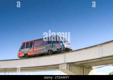Miami, Florida, USA - 3 dicembre 2023: Treno sulla metropolitana leggera Metromover che corre intorno al centro di Miami. E' senza conducente. Foto Stock