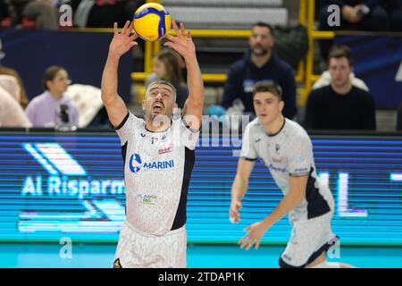 Verona, Italia. 17 dicembre 2023. Set di Michele Baranowicz di Cisterna Volley durante la partita tra Rana Verona e Cisterna Volley, stagione regolare del Campionato Italiano SuperLega di pallavolo 2023/2024, al Pala AGSM-AIM di Verona, il 17 dicembre 2023. Credito: Agenzia fotografica indipendente/Alamy Live News Foto Stock