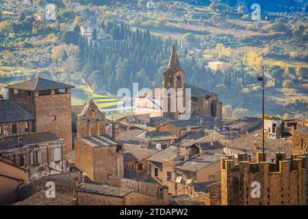 Vista della città vecchia di Orvieto in Italia dall'alto dei tetti al tramonto Foto Stock