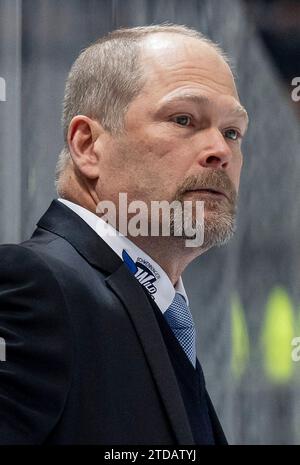 Muenchen, Deutschland. 17 dicembre 2023. Steve Walker (Chef-Trainer, Schwenninger Wild Wings). EHC Red Bull Muenchen gegen Schwenninger Wild Wings, Eishockey, DEL, 28. Spieltag, Saison 2023/2024, 17.12.2023. Foto: Eibner-Pressefoto/Heike Feiner Credit: dpa/Alamy Live News Foto Stock