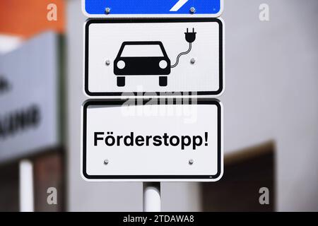 FOTOMONTAGE, Schild mit e-auto-Piktogramm und Schild mit Aufschrift Förderstopp, Beendigung der Umweltprämie für e-Autos *** FOTOMONTAGE, cartello con pittogramma e car e cartello con la scritta Förderstopp, cessazione del bonus ambientale per le auto elettriche Foto Stock