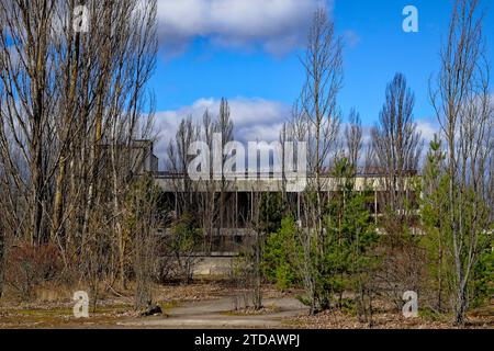 Edificio industriale abbandonato a Pripyat, zona di esclusione di Chernobyl, Ucraina. Il Palazzo della Cultura Energetik è un palazzo multifunzionale ormai abbandonato Foto Stock