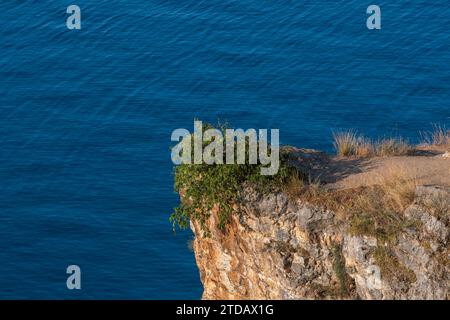 Punto di scogliera, ora del mattino. vista incredibile. Spazio per scattare foto straordinarie, concetto. Spazio negativo. Ohrid Macedonia 2023. Foto Stock