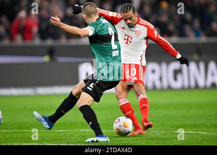 Monaco, Germania. 17 dicembre 2023. Torschuss Aktion Torchance Leroy sane FC Bayern Muenchen FCB (10) gegen Waldemar Anton VfB Stuttgart (02) FC Bayern Muenchen vs. VfB Stuttgart, Fussball, Bundesliga, Spieltag 15, Saison 2023/2024, LE NORMATIVE DFL del 17.12.2023 VIETANO QUALSIASI USO DI FOTOGRAFIE COME SEQUENZE DI IMMAGINI E/O QUASI-VIDEO foto: Eibner-Pressefoto/Michael Weber credito: dpa/Alamy Live News Foto Stock