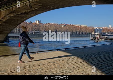 LIONE, FRANCIA, 17 dicembre 2023: La soleggiata passeggiata domenicale sulle rive del Rodano è un'attività tradizionale per gli abitanti di Lione Foto Stock