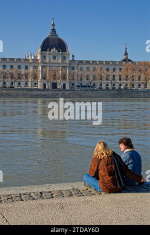 LIONE, FRANCIA, 17 dicembre 2023: La soleggiata passeggiata domenicale sulle rive del Rodano è un'attività tradizionale per gli abitanti di Lione Foto Stock