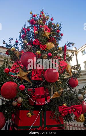 LIONE, FRANCIA, 17 dicembre 2023: Albero di Natale e decorazioni nel Great Hotel-Dieu, un antico ospedale, ora rinnovato come moderno centro commerciale Foto Stock