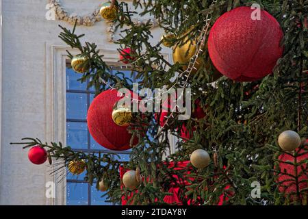 LIONE, FRANCIA, 17 dicembre 2023: Albero di Natale e decorazioni nel Great Hotel-Dieu, un antico ospedale, ora rinnovato come moderno centro commerciale Foto Stock