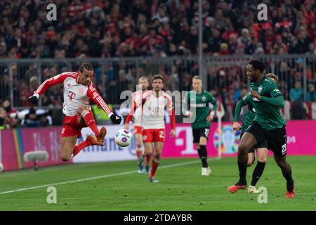 Monaco, Germania. 17 dicembre 2023. v.li. Leroy sane (FC Bayern Muenchen, n. 10), Dan-Axel Zagadou (VfB Stuttgart, n. 23) FC Bayern Muenchen vs. VfB Stuttgart, Fussball, Herren, 1. Bundesliga, 15 anni. Spieltag, Saison 23/24, GER, 17.12.2023, DFL/DFB REGULATIONS PROIBISCONO QUALSIASI USO DI FOTOGRAFIE COME SEQUENZE DI IMMAGINI E/O QUASI-VIDEO, foto: Eibner-Pressefoto/Wolfgang Frank Credit: dpa/Alamy Live News Foto Stock