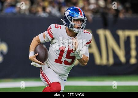 New Orleans, Louisiana, USA. 17 dicembre 2023. Il quarterback dei New York Giants Tommy DeVito corre il pallone contro i New Orleans Saints in una gara della stagione regolare a New Orleans, Louisiana USA, il 17 dicembre 2023. (Immagine di credito: © Dan Anderson/ZUMA Press Wire) SOLO USO EDITORIALE! Non per USO commerciale! Crediti: ZUMA Press, Inc./Alamy Live News Foto Stock