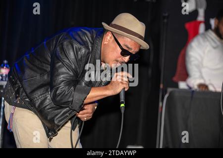 Los Angeles, USA. 16 dicembre 2023. BZ Bwai si esibisce al concerto Ugly Sweater Party al Whisky a Go Go in West Hollywood, Los Angeles, CA 16 dicembre 2023 Credit: Eugene Powers/Alamy Live News Foto Stock