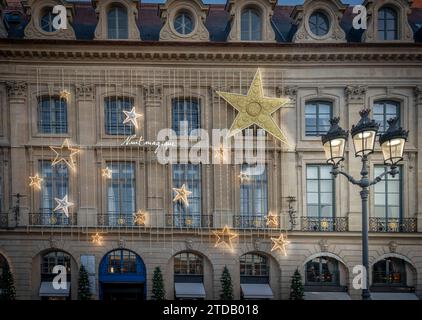 Parigi, Francia - 12 17 2023: Place vendome. Vista dell'edificio con facciata e ornamenti natalizi Foto Stock