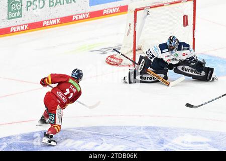 Eishockey DEL - Düsseldorfer EG vs Iserlohn Roosters AM 17.11.2023 im PSD Bank Dome in Düsseldorf Save von Iserlohns Torhüter Kevin Reich (Nr.35) gegen Düsseldorfs Kevin Clark (Nr.11) foto: Osnapix Foto Stock