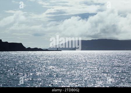 Rue Point su Rathlin Island con Fair Head in lontananza. Contea di Antrim, Irlanda del Nord. Foto Stock