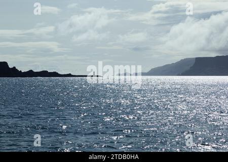 Rue Point su Rathlin Island con Fair Head in lontananza. Contea di Antrim, Irlanda del Nord. Foto Stock