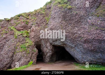 Cushendun Caves. Contea di Antrim, Irlanda del Nord. Foto Stock