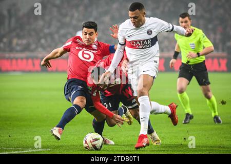 Lille, Francia. 17 dicembre 2023, Villeneuve-d'Ascq, Francia, Francia: Benjamin ANDRE di Lille, Ismaily GONCALVES DOS SANTOS di Lille e Kylian MBAPPE del PSG durante la partita di Ligue 1 tra Lille OSC (LOSC) e Paris Saint-Germain (PSG) allo stadio Pierre Mauroy il 17 dicembre 2023 a Villeneuve-d'Ascq Near (Credit Image: © Matthieu Mirville/ZUMA Press Wire) SOLO USO EDITORIALE! Non per USO commerciale! Crediti: ZUMA Press, Inc./Alamy Live News Foto Stock