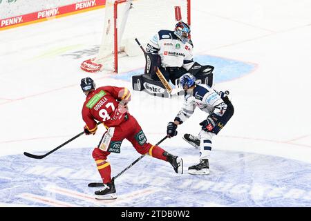 Eishockey DEL - Düsseldorfer EG vs Iserlohn Roosters AM 17.11.2023 im PSD Bank Dome in Düsseldorf Save von Iserlohns Torhüter Kevin Reich (Nr.35) gegen Düsseldorfs Philip Gogulla (Nr.87) foto: Osnapix Foto Stock