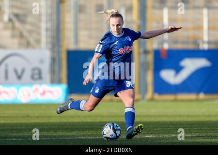 Vanessa Diehm (TSG, 32), AM Ball, Freisteller, Ganzkörper, Einzelbild, Einzelfoto, Aktion, Action, 17.12.2023, Sinsheim (Hoffenheim) (Deutschland), Fussball, Google Pixel Frauen-Bundesliga, TSG 1899 Hoffenheim - RB Leipzig, DFB/DFL LE NORMATIVE VIETANO QUALSIASI USO DI FOTOGRAFIE COME SEQUENZE DI IMMAGINI E/O QUASI-VIDEO. Foto Stock