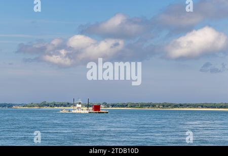 Barge, Chesterfield spinge una chiatta piatta fuori dall'isola di Shelter, new york Foto Stock