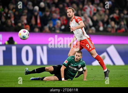 Monaco, Germania. 17 dicembre 2023. Torschuss Aktion Torchance Harry Kane FC Bayern Muenchen FCB (09) gegen Waldemar Anton VfB Stuttgart (02) FC Bayern Muenchen vs. VfB Stuttgart, Fussball, Bundesliga, Spieltag 15, Saison 2023/2024, LE NORMATIVE DFL del 17.12.2023 VIETANO QUALSIASI USO DI FOTOGRAFIE COME SEQUENZE DI IMMAGINI E/O QUASI-VIDEO foto: Eibner-Pressefoto/Michael Weber credito: dpa/Alamy Live News Foto Stock