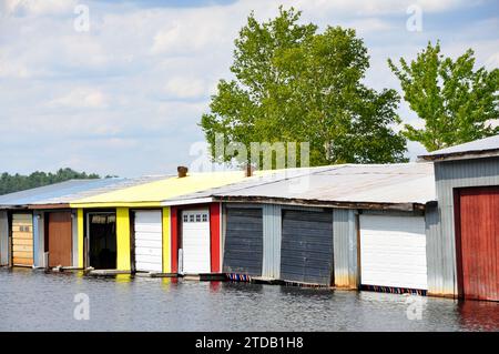 Una fila di colorate boathouses a Muskoka, Ontario, Canada, un luogo popolare per escursioni di un giorno, e cottage country per molti residenti di Toronto. Foto Stock