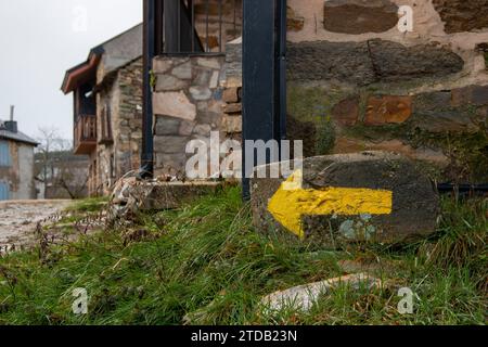 Frecce gialle che indicano la strada da seguire nelle diverse fasi del cammino di Santiago Foto Stock