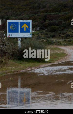 Frecce gialle che indicano la strada da seguire nelle diverse fasi del cammino di Santiago Foto Stock