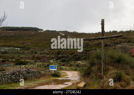 Frecce gialle che indicano la strada da seguire nelle diverse fasi del cammino di Santiago Foto Stock