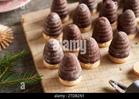 Preparazione di alveari o nidi di vespe a casa - tradizionali biscotti di Natale cechi riempiti con crema di eggnog Foto Stock