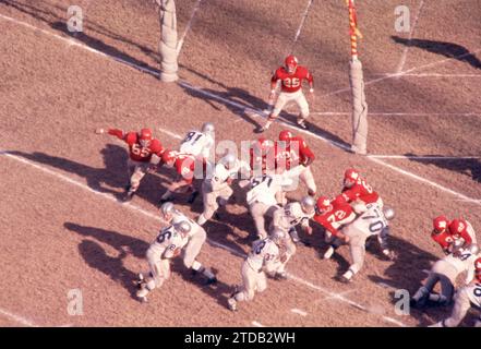 DALLAS, Texas - 12 NOVEMBRE: Il quarterback Johnny Green n. 18 dei Buffalo Bills cede la palla a Dewey Bohling mentre Art Baker n. 33 stabilisce il blocco di testa durante una partita AFL contro i Dallas Texans il 12 novembre 1961 al Cotton Bowl di Dallas, Texas. (Foto di Hy Peskin) *** didascalia locale *** Johnny Green;Dewey Bohling;Art Baker Foto Stock