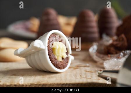 Nidi di di vespe ripieni, tradizionali biscotti di Natale cechi senza cottura, con crema di eggnog Foto Stock