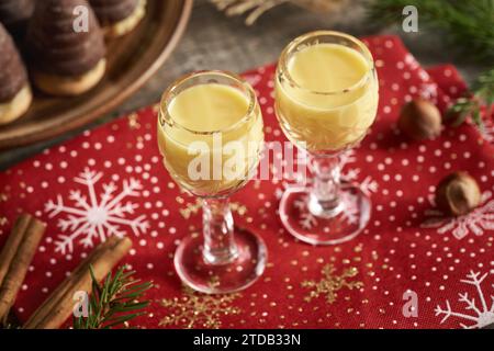 Eggnog in due bicchieri con biscotti di Natale Foto Stock