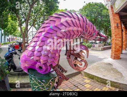 15 febbraio - 2023 - Kuala Lumpur - Malesia - opere d'arte sugli insetti metallici decorano una passerella pedonale a Kuala Lumpur. Foto Stock