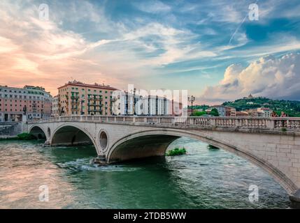 Ponte della Vittoria, un ponte che attraversa il fiume Adige a Verona, Veneto, Italia. Foto Stock