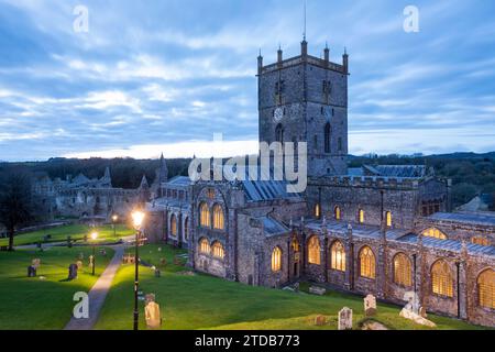 Cattedrale di St Davids al tramonto. Pembrokeshire, Galles, Regno Unito. Foto Stock