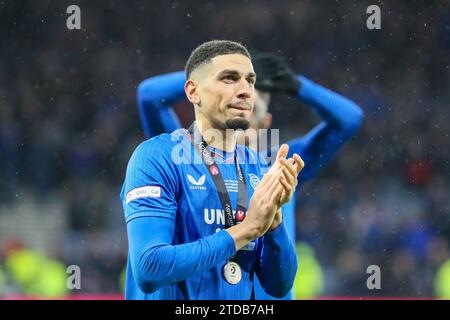 Glasgow, Regno Unito. 17 dicembre 2023. Nella finale della Viaplay Cup 2023/2024, i Rangers giocarono ad Aberdeen all'Hampden Park, lo Scottish fa National Stadium. I Rangers vinsero 1 - 0, con il gol della vittoria segnato da James Tavernier, (Rangers 2) il capitano dei Rangers, con l'aiuto di Borna Barisic, (Rangers 31) in 78 minuti. Crediti: Findlay/Alamy Live News Foto Stock