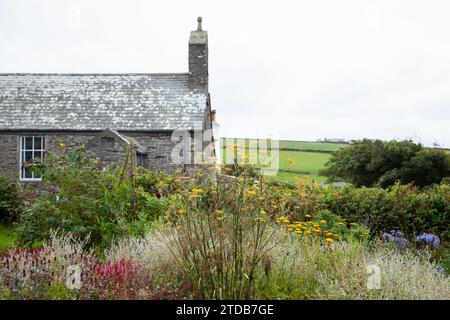 Cottage e giardino. Cregneash, Isola di Man, Regno Unito. Foto Stock