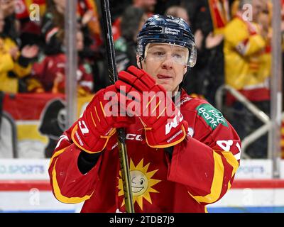 Philip Gogulla (Duesseldorfer EG, 87) fuehrt die Mannschaft bei der Ehrenrunde an. Duesseldorfer EG vs. Iserlohn Roosters, Eishockey, Penny DEL, 28. Spieltag, Saison 2023/2024, 17.12.2023 foto: Eibner-Pressefoto/Thomas Haesler Foto Stock