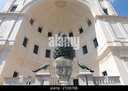 Vista della Fontana della Pigna di fronte alla nicchia nelle mura dell'edificio Vaticano nella città del Vaticano, a Roma, Italia Foto Stock