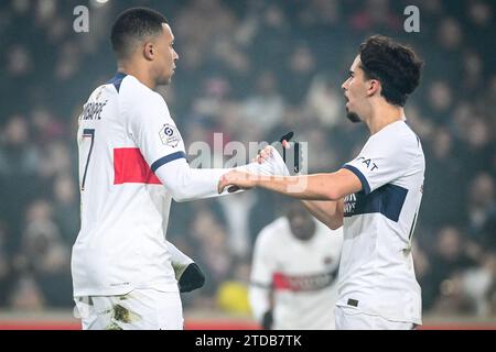 Kylian MBAPPE del PSG celebra il suo gol con Vitor MACHADO FERREIRA (Vitinha) del PSG durante la partita di calcio del campionato francese di Ligue 1 tra Losc Lille e Paris Saint-Germain il 17 dicembre 2023 allo stadio Pierre Mauroy di Villeneuve-d'Ascq vicino Lille, in Francia Foto Stock