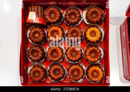 BORDEAUX, FRANCIA - 5 giu 2022- Vista di Canele de Bordeaux piccole torte dalla panetteria Baillardran. Foto Stock