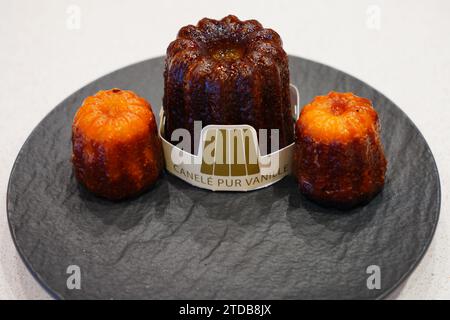 BORDEAUX, FRANCIA - 5 giu 2022- Vista di Canele de Bordeaux piccole torte dalla panetteria Baillardran. Foto Stock