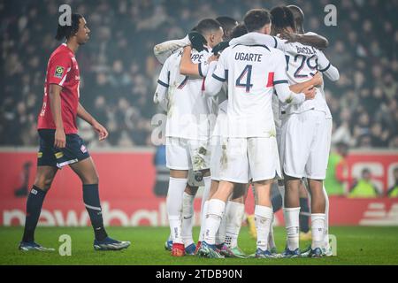 Lille, Francia.17 dicembre 2023, Villeneuve-d'Ascq, Francia, Francia: Kylian MBAPPE del PSG celebra il suo gol con i compagni di squadra durante la partita di Ligue 1 tra Lille OSC (LOSC) e Paris Saint-Germain (PSG) allo stadio Pierre Mauroy il 17 dicembre 2023 a Villeneuve-d'Ascq Near (Credit Image: © Matthieu Mirville/ZUMA Press Wire) SOLO USO EDITORIALE! Non per USO commerciale! Crediti: ZUMA Press, Inc./Alamy Live News Foto Stock