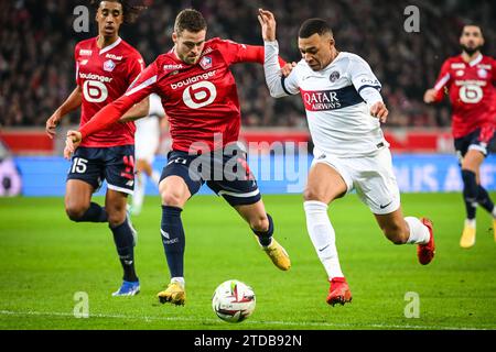 Lille, Francia.17 dicembre 2023, Villeneuve-d'Ascq, Francia, Francia: Gabriel GUDMUNDSSON di Lille e Kylian MBAPPE del PSG durante la partita di Ligue 1 tra Lille OSC (LOSC) e Paris Saint-Germain (PSG) allo stadio Pierre Mauroy il 17 dicembre 2023 a Villeneuve-d'Ascq Near (Credit Image: © Matthieu Mirville/ZUMA Press Wire) SOLO USO EDITORIALE! Non per USO commerciale! Crediti: ZUMA Press, Inc./Alamy Live News Foto Stock